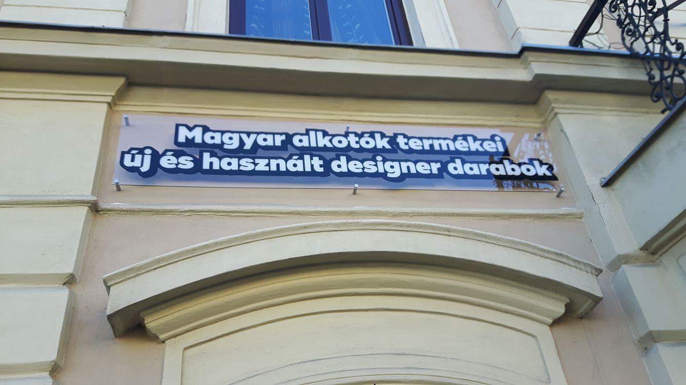 Formára vágott reklámtábla